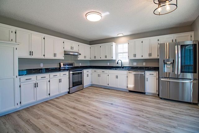 1206 Foxridge Drive, Warrensburg, MO 64093