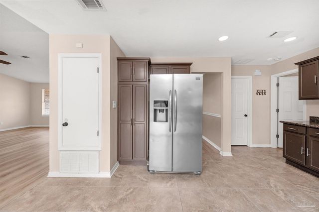 5850 Princeton Dr, Pensacola, FL 32526