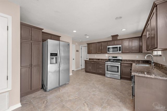 5850 Princeton Dr, Pensacola, FL 32526