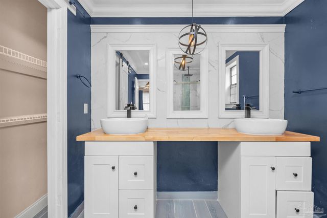 5850 Princeton Dr, Pensacola, FL 32526