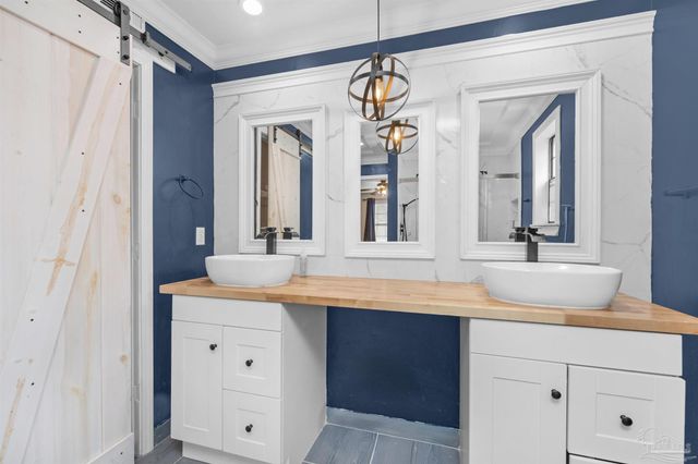 5850 Princeton Dr, Pensacola, FL 32526