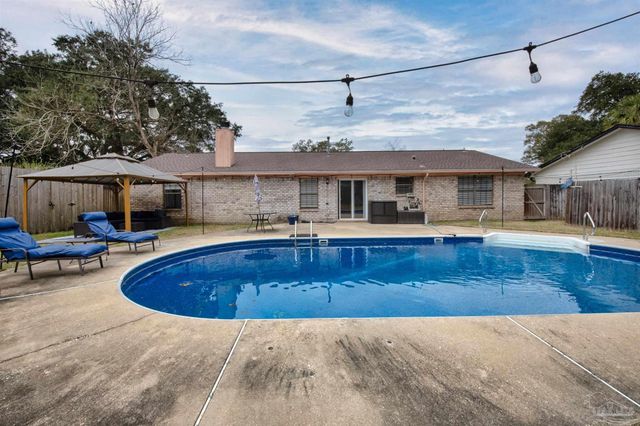 5850 Princeton Dr, Pensacola, FL 32526