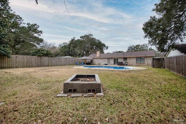 5850 Princeton Dr, Pensacola, FL 32526