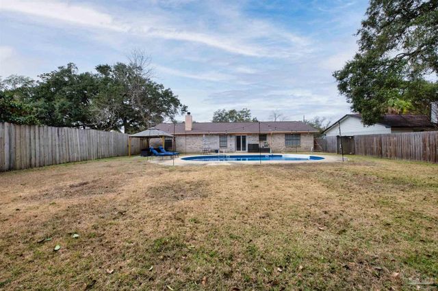 5850 Princeton Dr, Pensacola, FL 32526