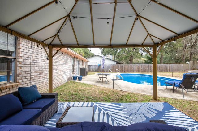 5850 Princeton Dr, Pensacola, FL 32526