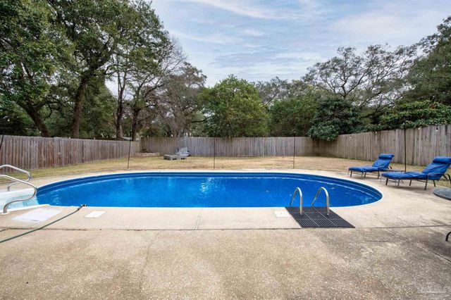 5850 Princeton Dr, Pensacola, FL 32526