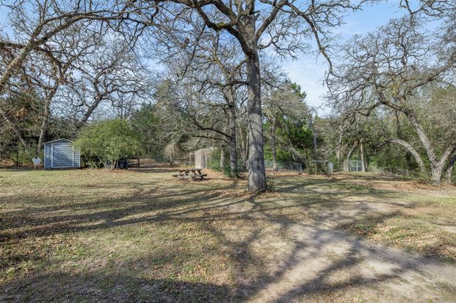 1139 Private Road 7009 RD, Lexington, TX 78947