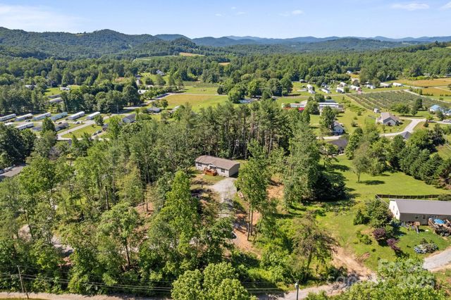 102 Kiwassa Lane, Hendersonville, NC 28792