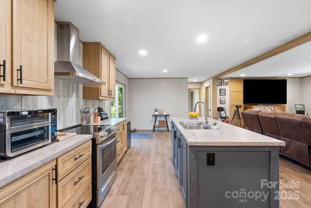 102 Kiwassa Lane, Hendersonville, NC 28792