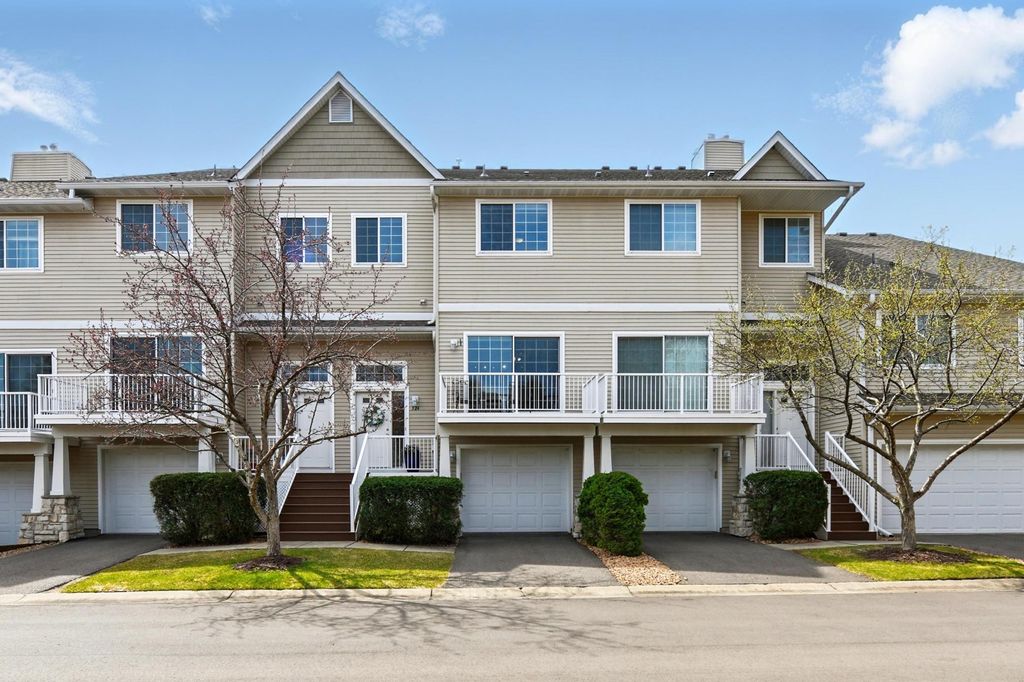 324 Willoughby Way W, Minnetonka, MN 55305