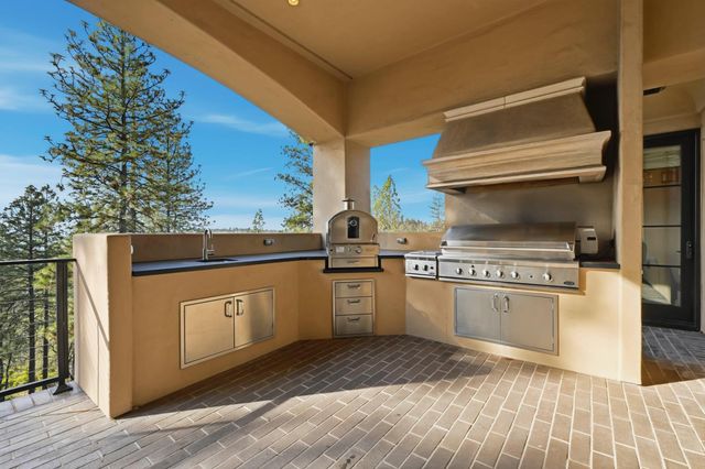 1240 Forest View Dr, Meadow Vista, CA 95722