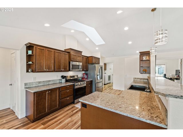 2669 CEDAR LOOP Dr, Bandon, OR 97411