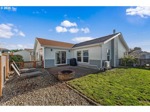 2669 CEDAR LOOP Dr, Bandon, OR 97411
