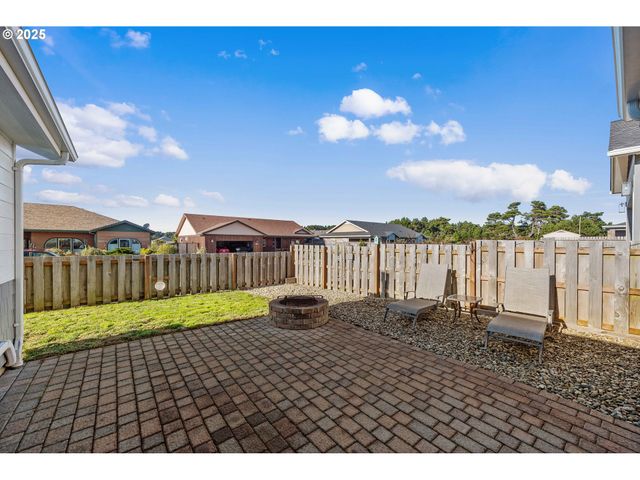 2669 CEDAR LOOP Dr, Bandon, OR 97411