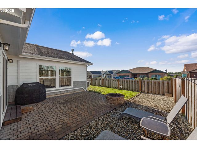 2669 CEDAR LOOP Dr, Bandon, OR 97411