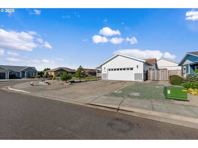 2669 CEDAR LOOP Dr, Bandon, OR 97411