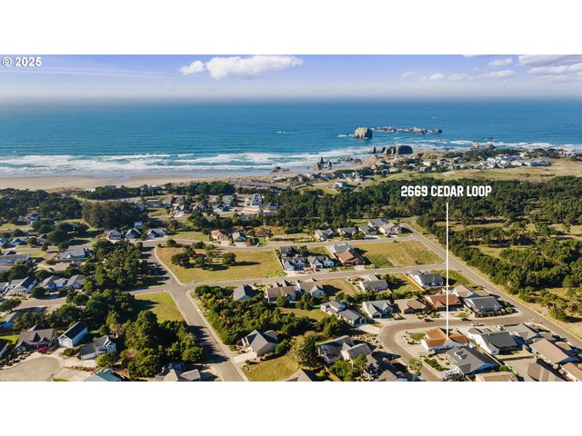 2669 CEDAR LOOP Dr, Bandon, OR 97411