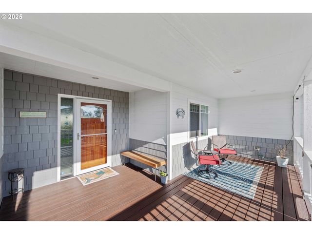 2669 CEDAR LOOP Dr, Bandon, OR 97411