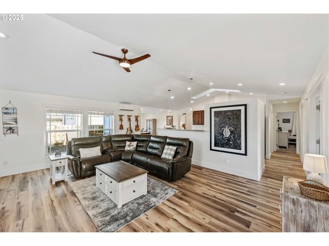 2669 CEDAR LOOP Dr, Bandon, OR 97411