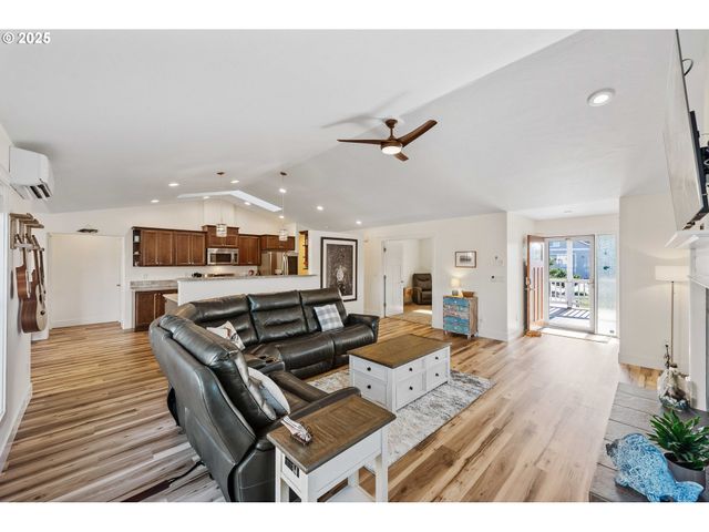 2669 CEDAR LOOP Dr, Bandon, OR 97411