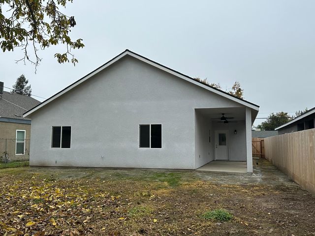 885 E Ash Street, Farmersville, CA 93223