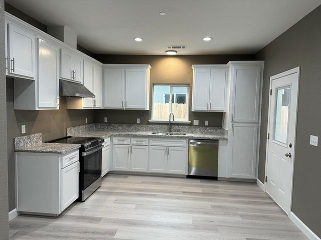 885 E Ash Street, Farmersville, CA 93223