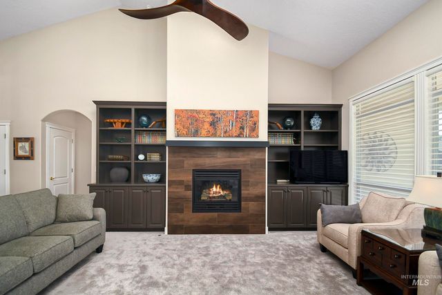 9001 Duck Lake Dr, Garden City, ID 83714
