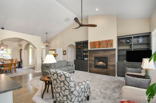 9001 Duck Lake Dr, Garden City, ID 83714