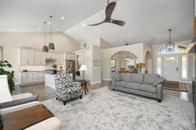 9001 Duck Lake Dr, Garden City, ID 83714