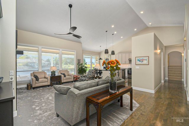 9001 Duck Lake Dr, Garden City, ID 83714