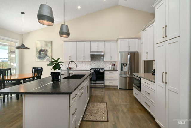 9001 Duck Lake Dr, Garden City, ID 83714