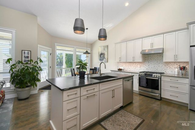 9001 Duck Lake Dr, Garden City, ID 83714
