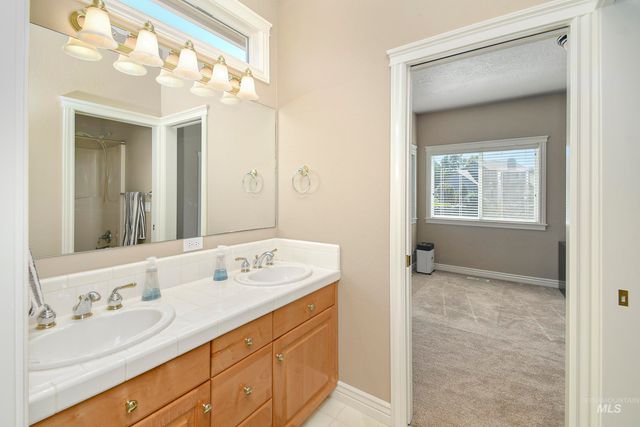 9001 Duck Lake Dr, Garden City, ID 83714