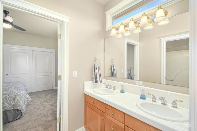 9001 Duck Lake Dr, Garden City, ID 83714