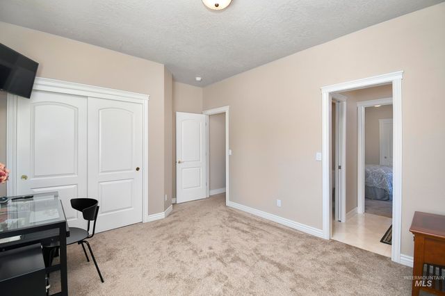 9001 Duck Lake Dr, Garden City, ID 83714