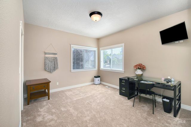 9001 Duck Lake Dr, Garden City, ID 83714