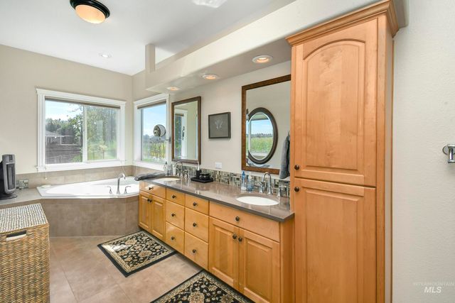 9001 Duck Lake Dr, Garden City, ID 83714