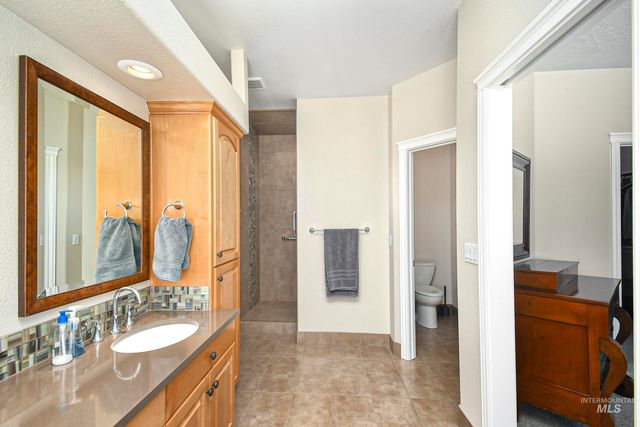 9001 Duck Lake Dr, Garden City, ID 83714