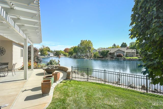9001 Duck Lake Dr, Garden City, ID 83714