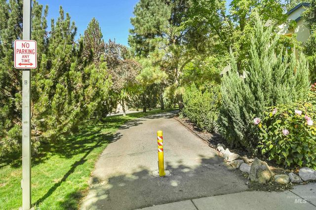 9001 Duck Lake Dr, Garden City, ID 83714