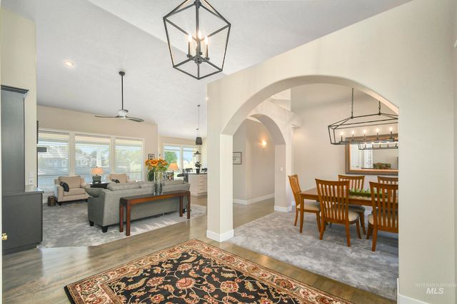 9001 Duck Lake Dr, Garden City, ID 83714