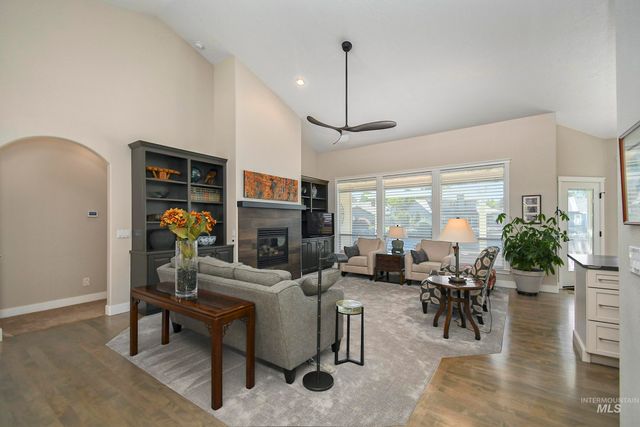 9001 Duck Lake Dr, Garden City, ID 83714