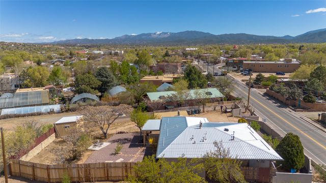 1417 Agua Fria, Santa Fe, NM 87505