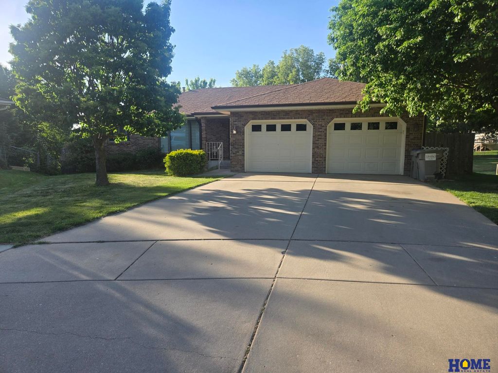 5601 Elk Circle, Lincoln, NE 68516