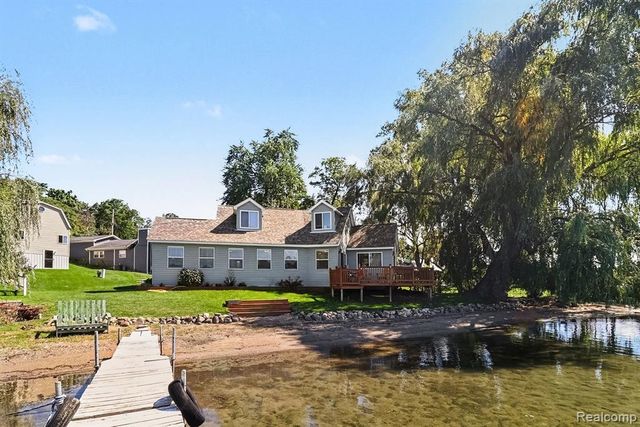 525 Hillwood Road, White Lake, MI 48383