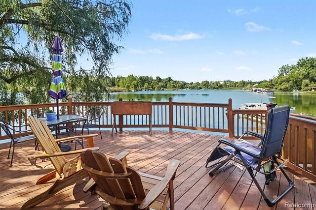 525 Hillwood Road, White Lake, MI 48383