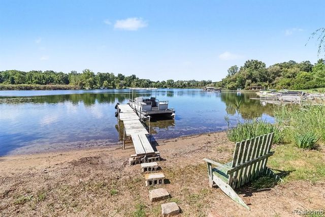 525 Hillwood Road, White Lake, MI 48383