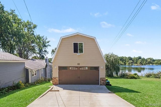 525 Hillwood Road, White Lake, MI 48383