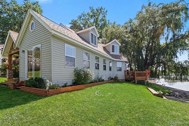525 Hillwood Road, White Lake, MI 48383