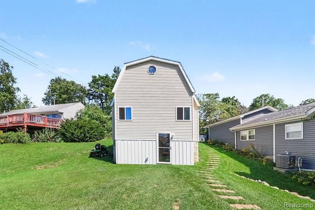525 Hillwood Road, White Lake, MI 48383